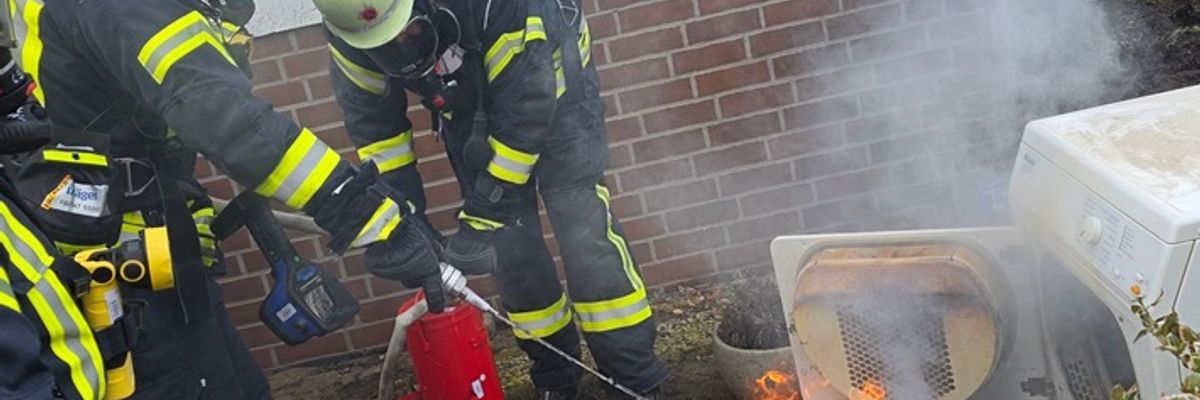FW Celle: Wäschetrockner brennt in einem Keller in Westercelle
