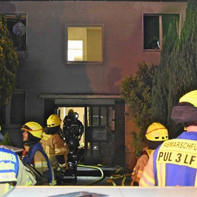 FW Pulheim: Feuer in Obdachlosenunterkunft
