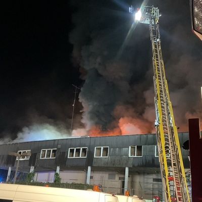 FW-DO: Großbrand in südlicher Innenstadt in einem leerstehenden Gebäude - Einsatzmaßnahmen dauern noch an