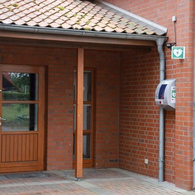 FW Hambühren: Neuer Defibrillator am Feuerwehrhaus Oldau kann Leben retten