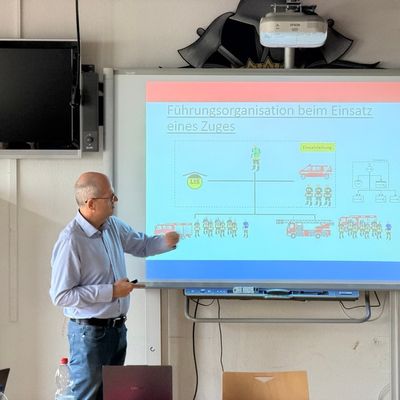 FW Weinheim: Führungsseminar der Weinheimer Feuerwehr - Führung trainieren, Zusammenarbeit stärken