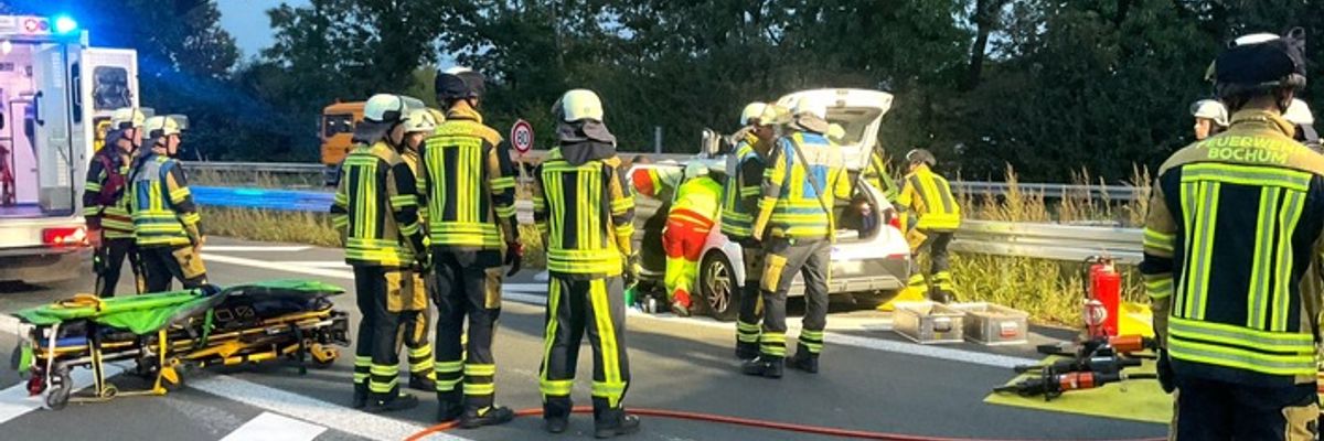 FW-BO: Verkehrsunfall auf der A40: Schwerverletzte Person nach technischer Rettung aus Fahrzeug befreit