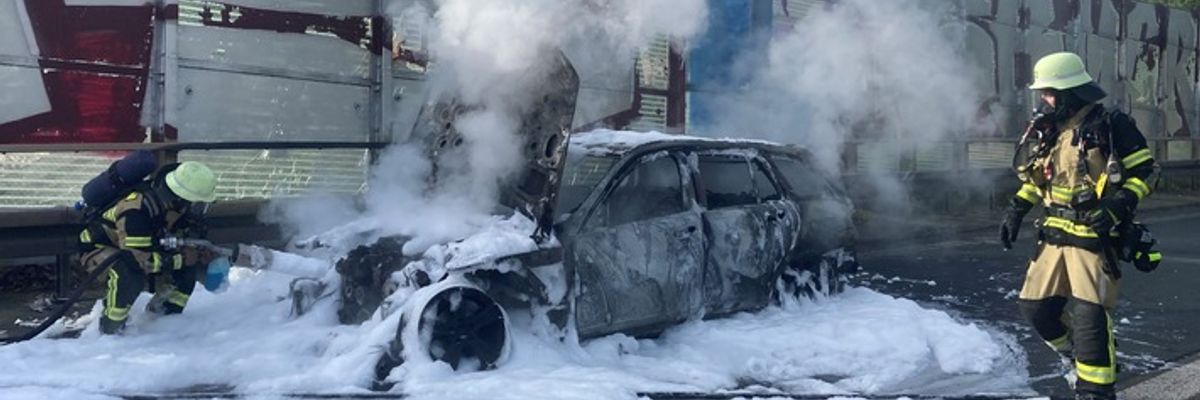 FW-SG: Rauchsäule weist Einsatzkräften den Weg, PKW-Brand auf der BAB 46 glimpflich ausgegangen