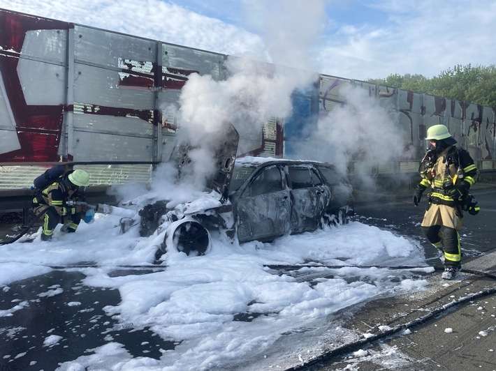 FW-SG: Rauchsäule weist Einsatzkräften den Weg, PKW-Brand auf der BAB 46 glimpflich ausgegangen