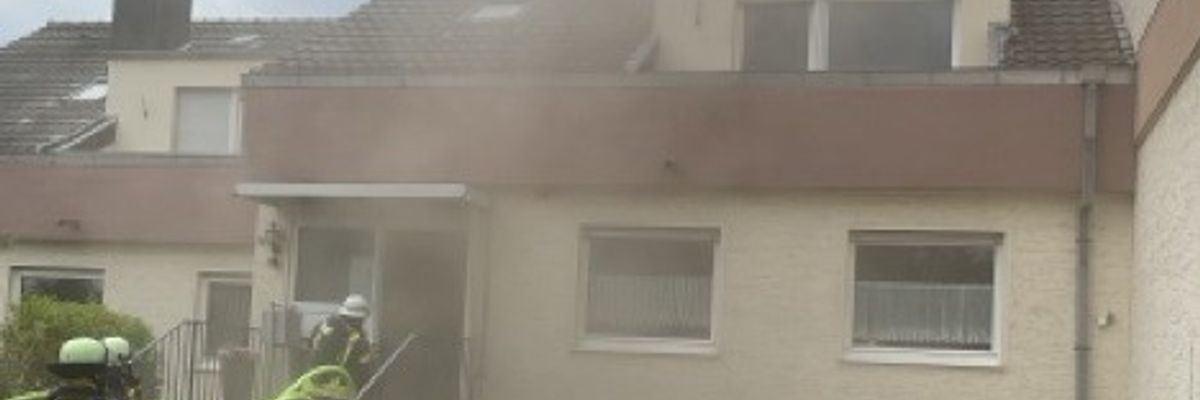 FW-BN: Dachgeschosswohnung nach Küchenbrand nicht mehr bewohnbar - eine leicht verletzte Person