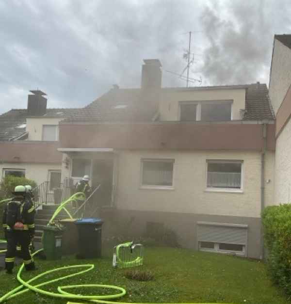 FW-BN: Dachgeschosswohnung nach Küchenbrand nicht mehr bewohnbar - eine leicht verletzte Person
