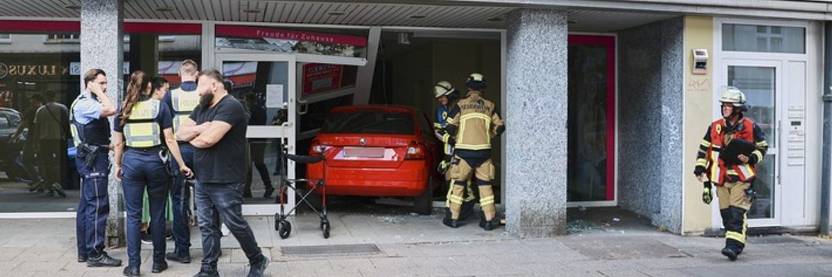 FW-E: Kleinwagen fährt in ein leerstehendes Ladenlokal