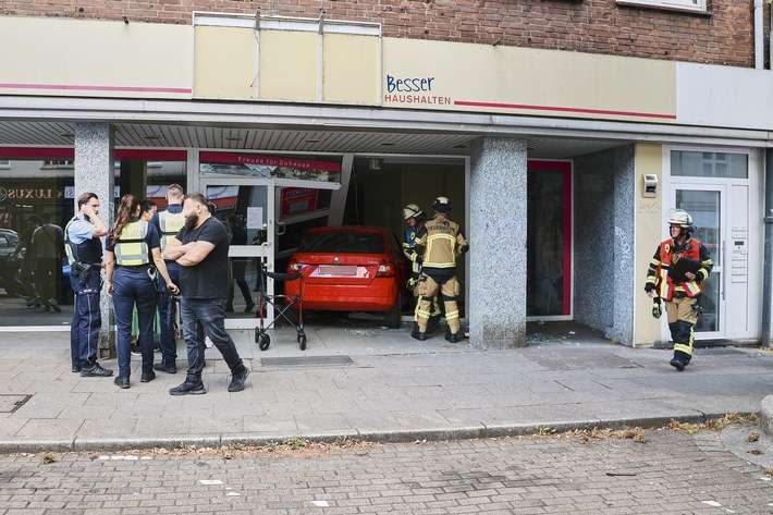 FW-E: Kleinwagen fährt in ein leerstehendes Ladenlokal