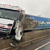 FW Bad Honnef: LKW kollidiert mit Mittelleitplanke - aufgerissener Dieseltank sorgt für dreistündigen Einsatz und Verkehrsbehinderungen auf A3