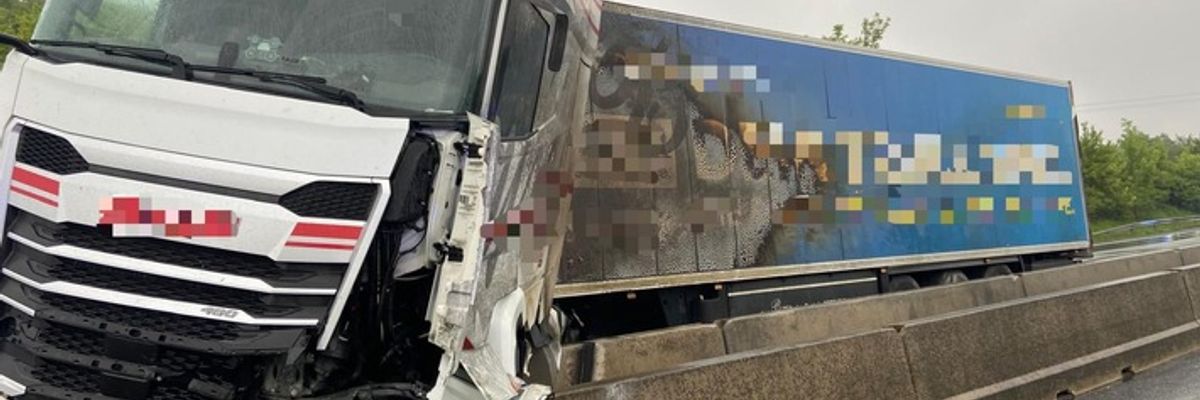 FW Bad Honnef: LKW kollidiert mit Mittelleitplanke - aufgerissener Dieseltank sorgt für dreistündigen Einsatz und Verkehrsbehinderungen auf A3
