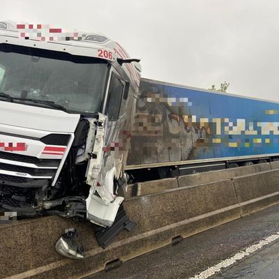 FW Bad Honnef: LKW kollidiert mit Mittelleitplanke - aufgerissener Dieseltank sorgt für dreistündigen Einsatz und Verkehrsbehinderungen auf A3