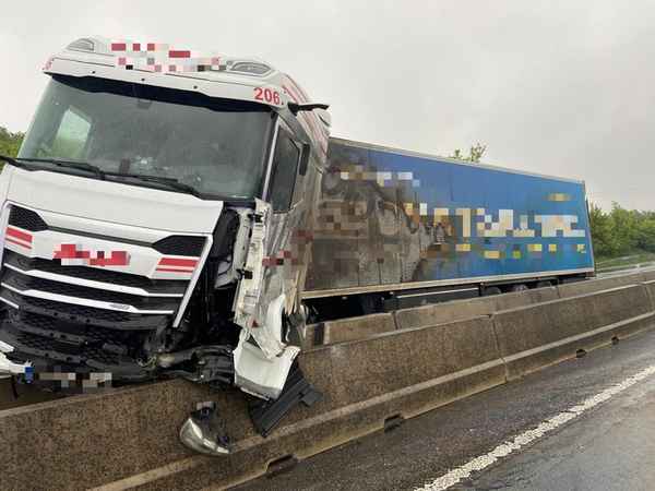 FW Bad Honnef: LKW kollidiert mit Mittelleitplanke - aufgerissener Dieseltank sorgt für dreistündigen Einsatz und Verkehrsbehinderungen auf A3