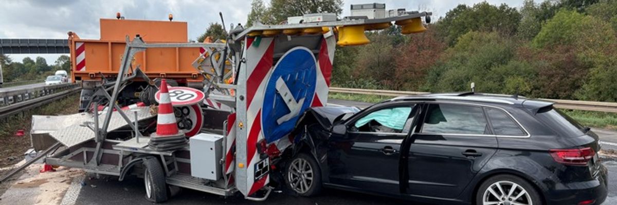 FW Moers: PKW kollidiert mit Sicherungsfahrzeug auf der A42