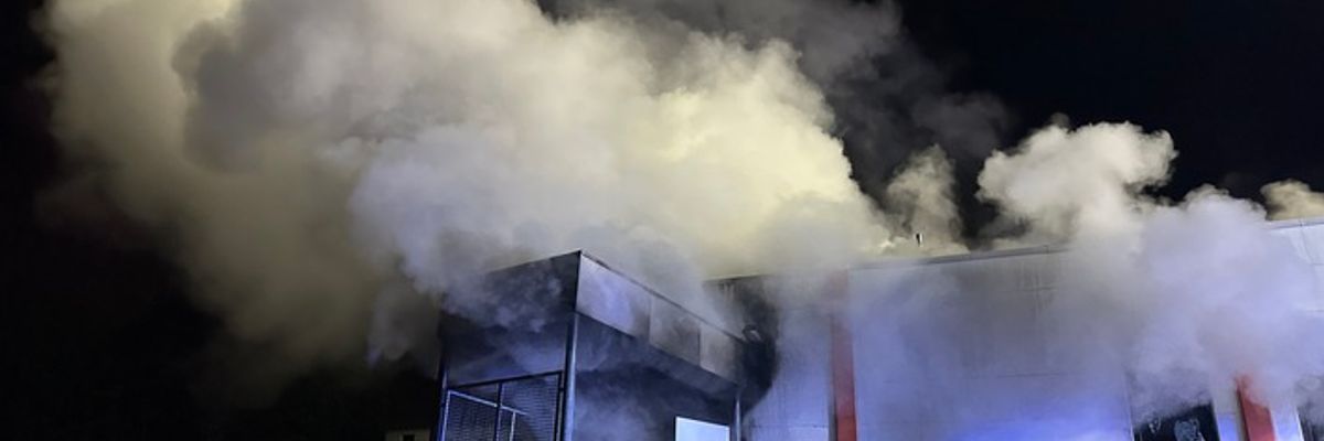 FW-EN: Abschlussmeldung: Brand in Möbellager - Über 100 Einsatzkräfte bei Großbrand vor Ort