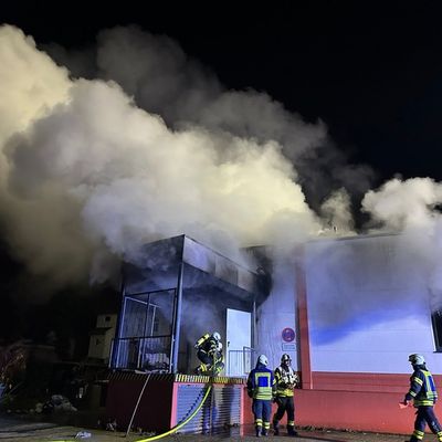 FW-EN: Abschlussmeldung: Brand in Möbellager - Über 100 Einsatzkräfte bei Großbrand vor Ort