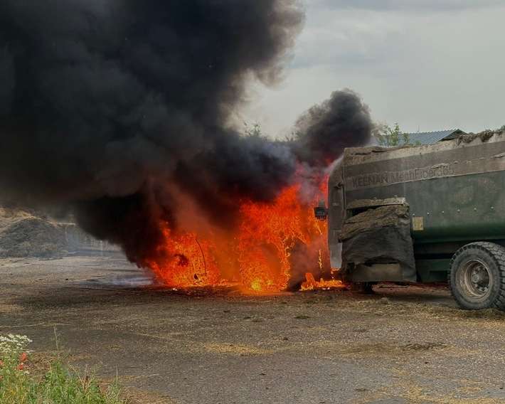 FW-RS: Traktor in Vollbrand