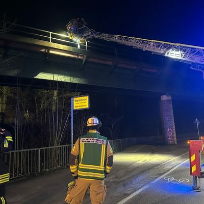 FW Weinheim: Feuerwehr rettet vier junge Menschen aus unwegsamem Gelände