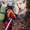 FW Düren: Rauchentwicklung an Bahnstrecke - Feuerwehr löscht brennende Gartenlaube