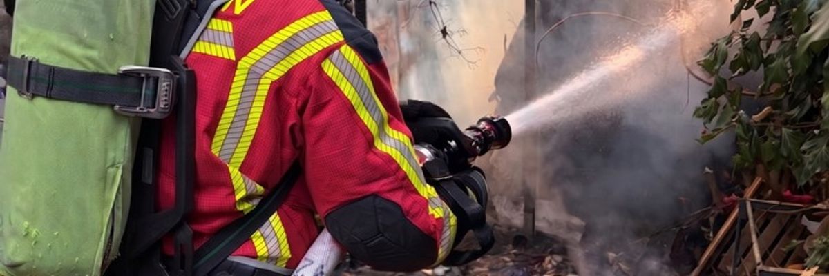 FW Düren: Rauchentwicklung an Bahnstrecke - Feuerwehr löscht brennende Gartenlaube