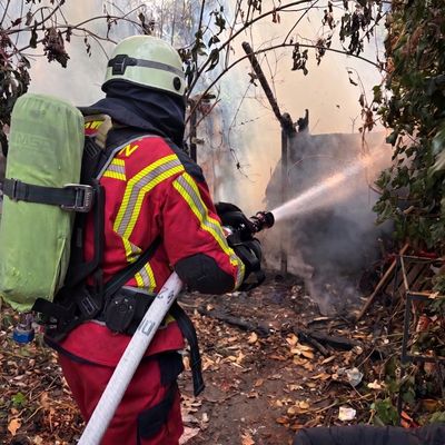 FW Düren: Rauchentwicklung an Bahnstrecke - Feuerwehr löscht brennende Gartenlaube