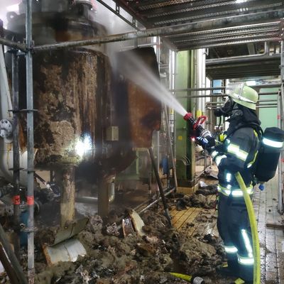 FW-AR: Brand in Chemiebetrieb in Arnsberg-Bruchhausen - Schnelles Eingreifen der Feuerwehr verhindert Ausbreitung