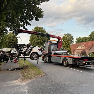 FW-AUR: Fahrerin nach Kollision mit Baum aus PKW geschnitten