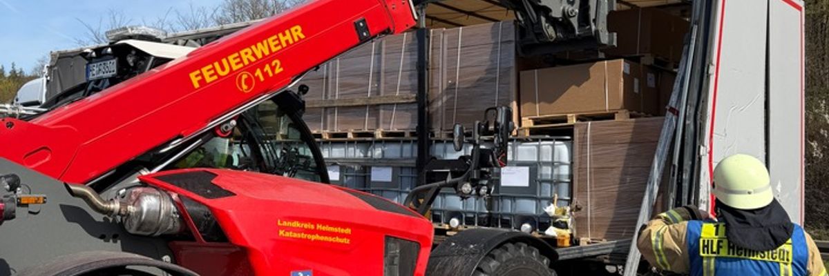 FW Helmstedt: Verkehrsunfall LKW, auslaufende Flüssigkeiten