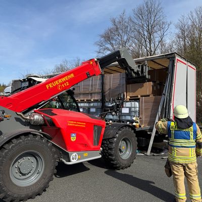 FW Helmstedt: Verkehrsunfall LKW, auslaufende Flüssigkeiten