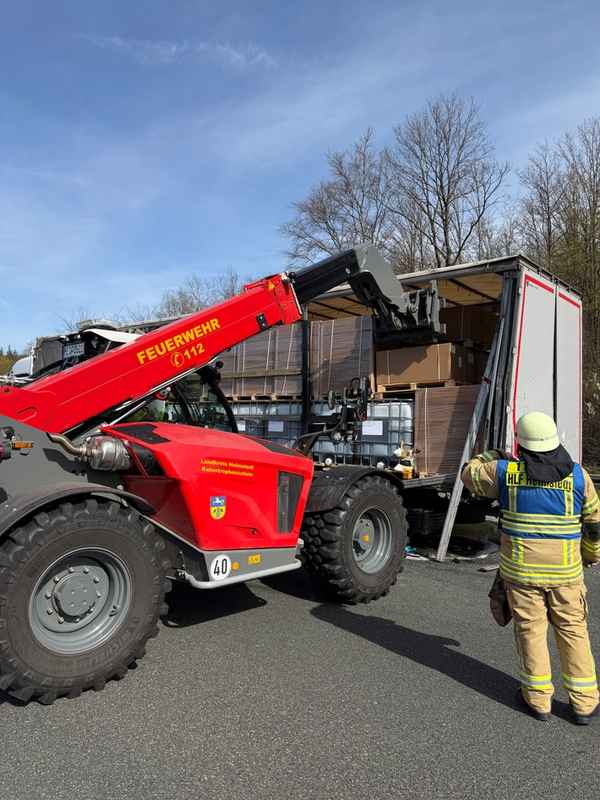 FW Helmstedt: Verkehrsunfall LKW, auslaufende Flüssigkeiten