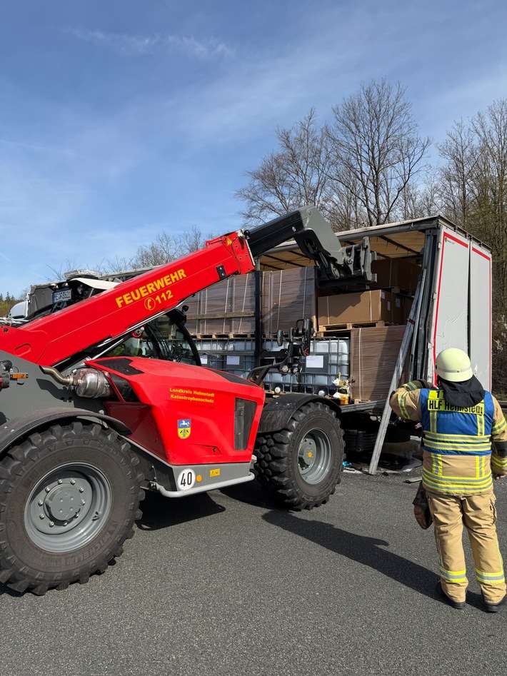 FW Helmstedt: Verkehrsunfall LKW, auslaufende Flüssigkeiten
