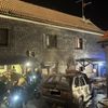 FW-RS: PKW-Brand greift auf Gebäude über - eine Person verletzt