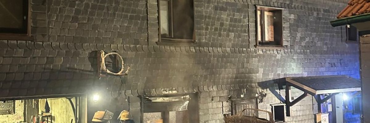FW-RS: PKW-Brand greift auf Gebäude über - eine Person verletzt
