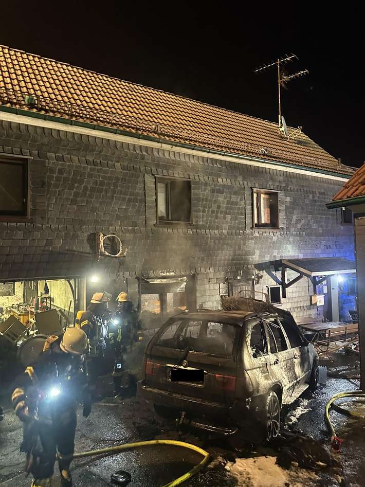 FW-RS: PKW-Brand greift auf Gebäude über - eine Person verletzt