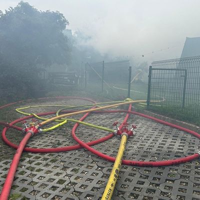 FW Dörentrup: Strohballenbrand entwickelte sich rasant zu kräftezehrendem Einsatz für die Feuerwehr