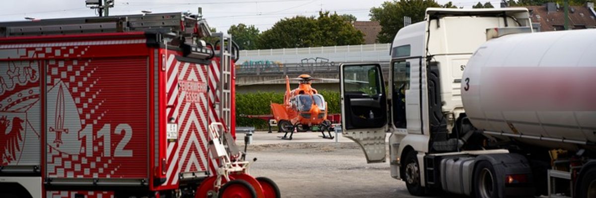 FW-E: Schwerer Verkehrsunfall - Person von Sattelzug überrollt