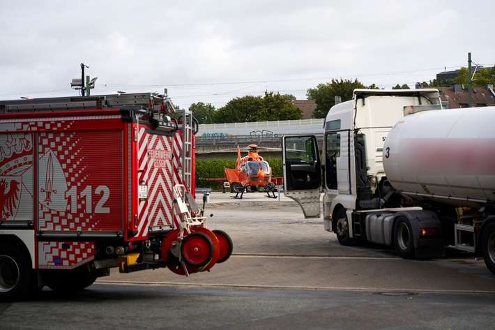 FW-E: Schwerer Verkehrsunfall - Person von Sattelzug überrollt