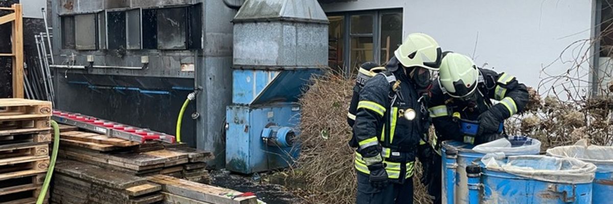 FW Dinslaken: Feuer in Schreinerei