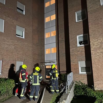 FW Bergheim: Gebäudebrand im 4. Obergeschoss eines Mehrfamilienhauses in Bergheim-Zieverich