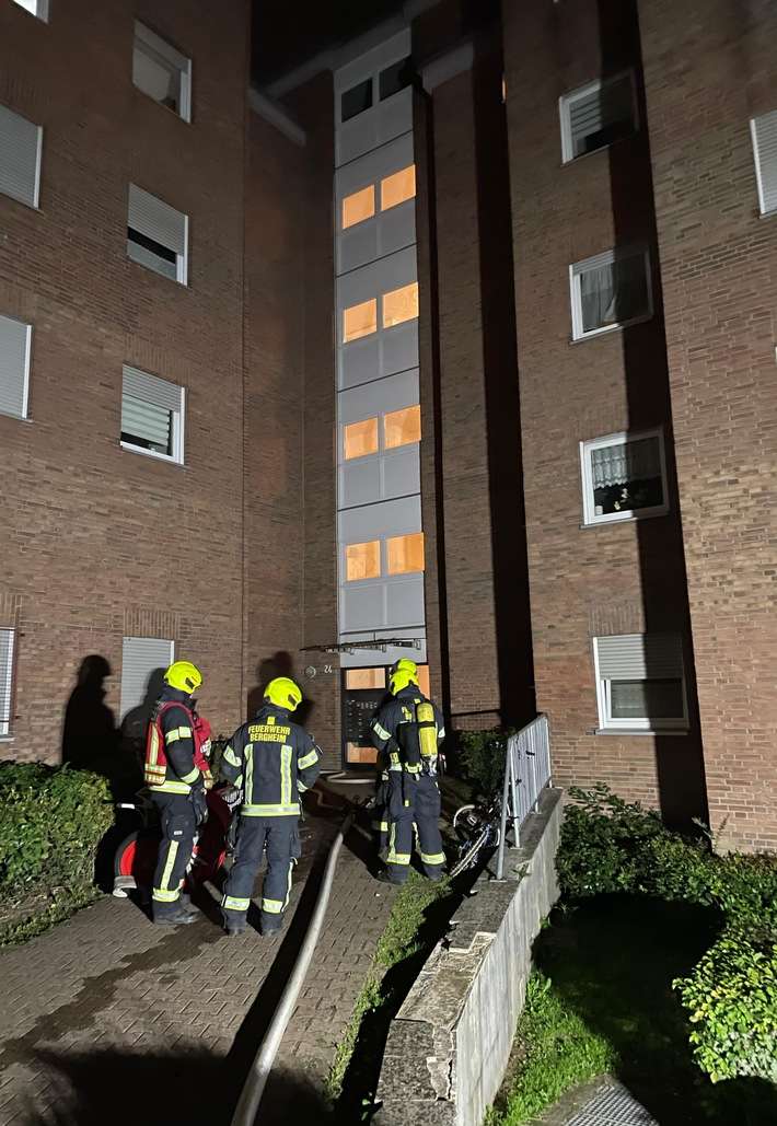 FW Bergheim: Gebäudebrand im 4. Obergeschoss eines Mehrfamilienhauses in Bergheim-Zieverich
