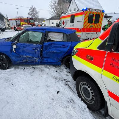FW VG Westerburg: Rettungswagen prallt auf Einsatzfahrt mit PKW zusammen - drei Personen leicht verletzt