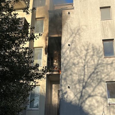 FW Bremerhaven: Küchenbrandbrand in Lehe - Balkonbrand greift auf Küche über
