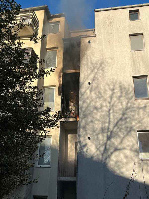 FW Bremerhaven: Küchenbrandbrand in Lehe - Balkonbrand greift auf Küche über