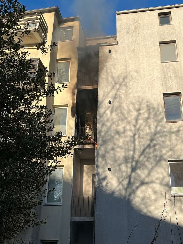 FW Bremerhaven: Küchenbrandbrand in Lehe - Balkonbrand greift auf Küche über