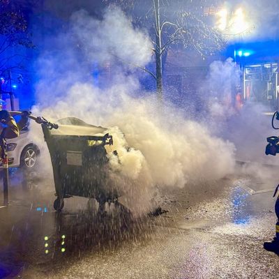 FW Stuttgart: Brennende Mülltonen in Stuttgart-West