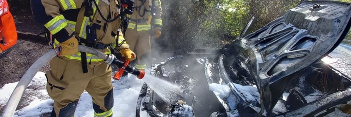 FW-EN: PKW Brand am Gemeinschaftskrankenhaus - Massive Hitzeentwicklung beschädigt weiteres Fahrzeug