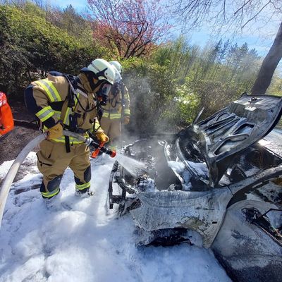 FW-EN: PKW Brand am Gemeinschaftskrankenhaus - Massive Hitzeentwicklung beschädigt weiteres Fahrzeug