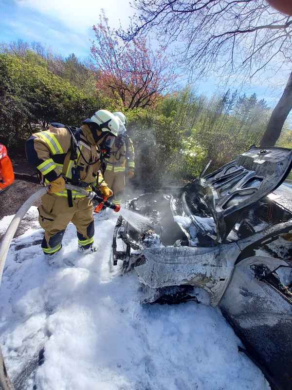 FW-EN: PKW Brand am Gemeinschaftskrankenhaus - Massive Hitzeentwicklung beschädigt weiteres Fahrzeug
