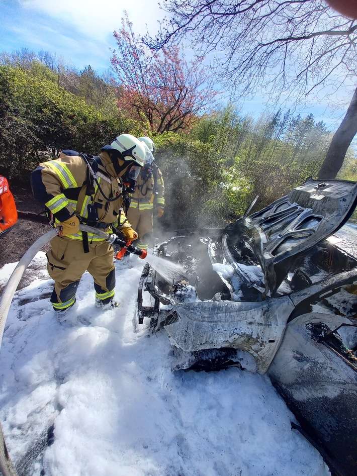 FW-EN: PKW Brand am Gemeinschaftskrankenhaus - Massive Hitzeentwicklung beschädigt weiteres Fahrzeug