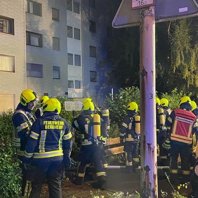 FW Bergheim: ABSCHLUSSMELDUNG: Kellerbrand in Mehrfamilienhaus - Mehrere verletzte Feuerwehrleute und eine verletzte Bewohnerin. Schwierige Brandbekämpfung
