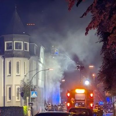 FW-ROW: Brennt Keller in Mehrfamilienhaus - mehrere Personen aus dem Gebäude durch die Feuerwehr gerettet